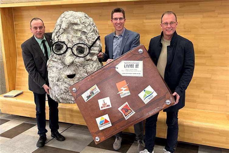Mit Optimismus ins Jubiläumsjahr des Zweckverbandes Ferienregion Maria Laach (von links): Johannes Bell, Bürgermeister VG Brohltal und stellvertretender Verbandsvorsteher, Sebastian Busch, Bürgermeister VG Pellenz und Verbandsvorsteher, und Jörg Lempertz, Bürgermeister VG Mendig und stellvertretender Verbandsvorsteher.  Foto: Stefan Pauly/VG-Verwaltung Mendig