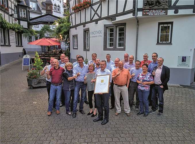 Weingut Rüdiger Kröber errang zum wiederholten Mal den Sieg Mit Ortsbürgermeister Eric Peiter (Vierter von rechts), Touristik-Winningen-Chef Andres Lang (Fünfter von rechts) und Horch-Enkelin Heike Müller (Vierte von links) freuen sich Ute und Rüdiger Kröber (Zweite und Dritter von links), die Sieger-Winzer 2015.privat