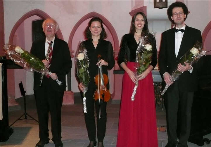 Mit Ovationen gefeiert wurden v.li. Klaus Büschler (Oboe), Stephanie Lichtmeß (Violine), Julie Grutzka (Sopran) und Thomas Schwarz (Klavier und Orgel) beim Neujahrskonzert in der bis auf die Empore voll besetzten evangelischen Kirche Koblenz-Pfaffendorf.Foto: privat