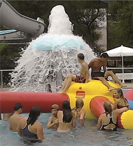 Mit Paddelbooten im Schwimmbad kreisen – vor allem die Kleinen nutzten diese Chance.MT