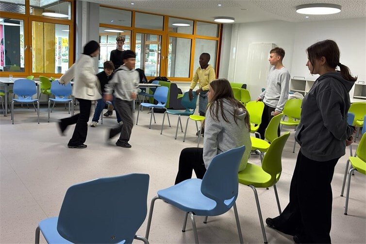 Mit Partnerübungen stärken die Kinder der Klasse 7c die eigene Klassengemeinschaft.