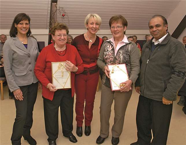 Mit Pater Norbert (r.) gratulieren die Vorsitzenden Andrea Oster und Martina Gaida (l., M.) den Jubilaren Ottilie Kutscher und Helga Gelhard (v.l.). Siglinde Adam war an diesem Abend leider verhindert.Kirchenchor