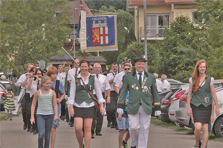 Mit Pauken und Trompeten zog das Schützenvolk am Sonntag durch die geschmückten Straßen der Insel Niederwerth.