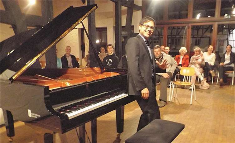 Mit Perfektion, Ideenreichtum und viel Spaß faszinierte Christopher Miltenberger im Köllenhof die Zuhörer. Gemeinde Wachtberg/Maren Szeili