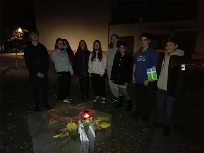 Mit Pfarrer Michael Schankweiler legten die Konfimandinnen und Konfirmanden einen Kranz am Mahnmal nieder. Foto: privat