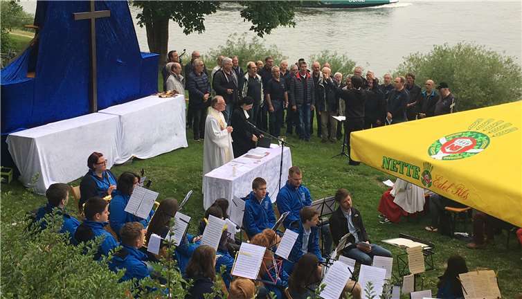 Mit Pfarrerin Marina Stahlecker-Burtscheidt und Pfarrer Thomas Gerberbegann der Tag mit einem eindrucksvollen Gottesdienst. Fotos: privat