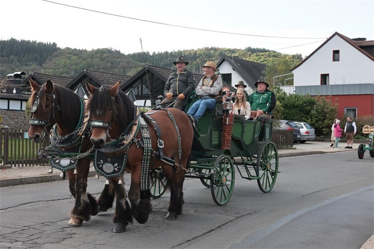 Oktoberfest und Trachtenumzug in Insul mit Musik und viel Gaudi