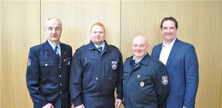 Mit Philipp Suhr von der Feuerwehr Mülheim-Kärlich (2.v.l.) sind neben Peter Moskob (1.v.l.) als Schriftführer und Michael Bodem (2. v.r.) als Beisitzer nun gleich drei Feuerwehrleute der Verbandsgemeinde Weißenthurm im Vorstand der Kreisjugendfeuerwehr Mayen-Koblenz vertreten. Erster Beigeordneter Thomas Przybylla (1. v. r.) gratuliert.m Eric Brüning/Feuerwehr Weißenthurm