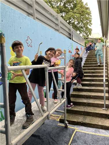 Mit Pinseln und viel Kreativität haben die Kinder den Eingangsbereich des Spieletreffs in eine bunte Unterwasserwelt verwandelt. Foto: Eva Falkenburg
