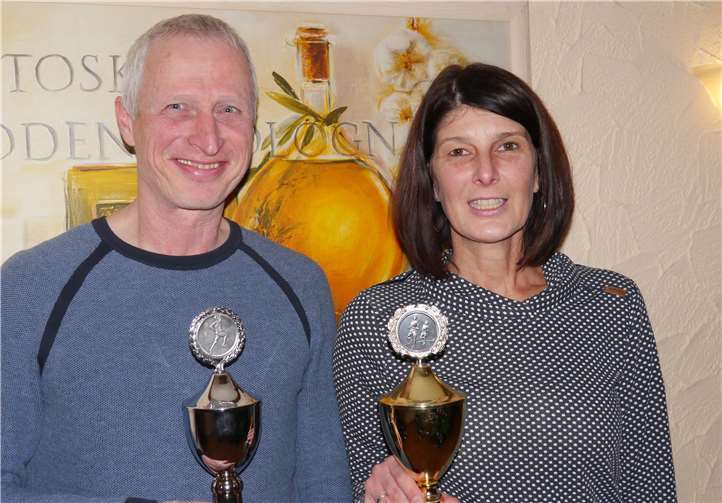 Mit Pokalen für die aktivsten Athleten des Lauftreffs Puderbach wurden Jörg Dittrich und Heike Blum ausgezeichnet.Fotos: Dietrich Rockenfeller