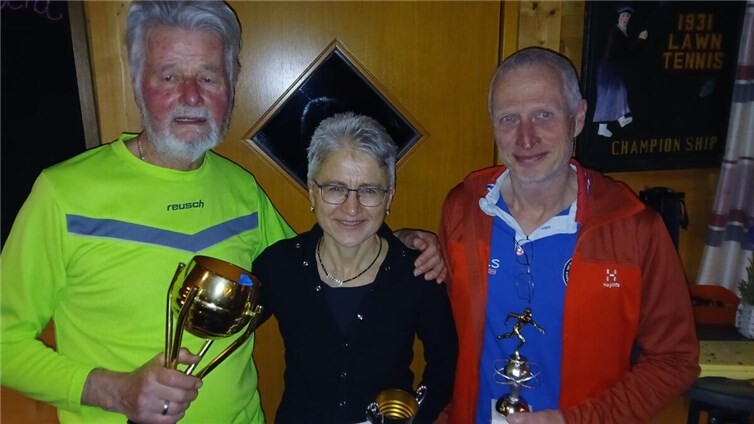 Mit Pokalen geehrt wurden v.l.n.r. Karl-Werner Kunz für seine immer währende Präsenz in über 40 Jahren für den LT Puderbach, sowie Birgt Hauser und Jörg Dittrich als Sportler des Jahres 2025!  Foto: Dietrich Rockenfeller