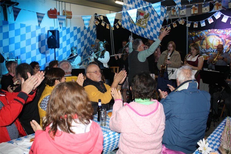Mit Polka, Landler, Wiesn-Hits sowie weiteren volkstümlichen Ohrwürmern sorgten die Musikanten für allerbeste Stimmung.