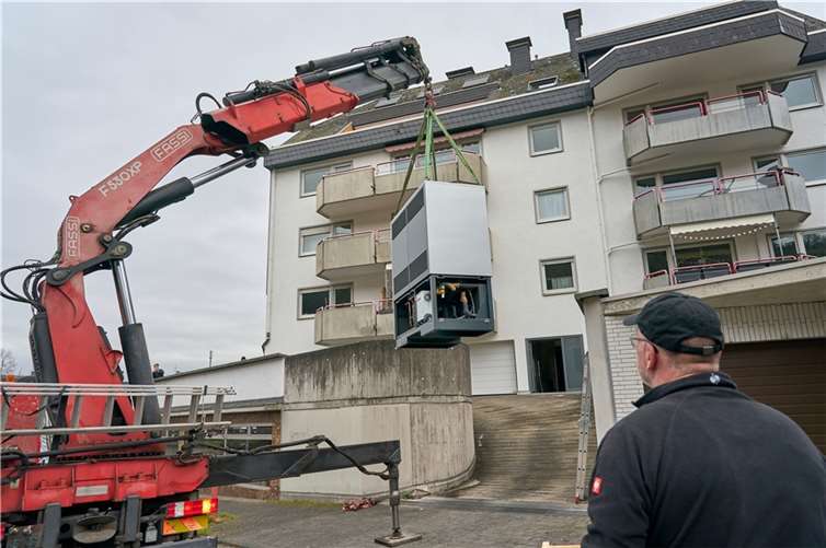 Mit Präzision hebt der Kranführer die neue Wärmepumpe auf ihr Fundament. Sie heizt in Kürze die insgesamt 14 Wohneinheiten des Mehrfamilienhauses in der Südlichen Vorstadt.  Foto: Sascha Ditscher/evm