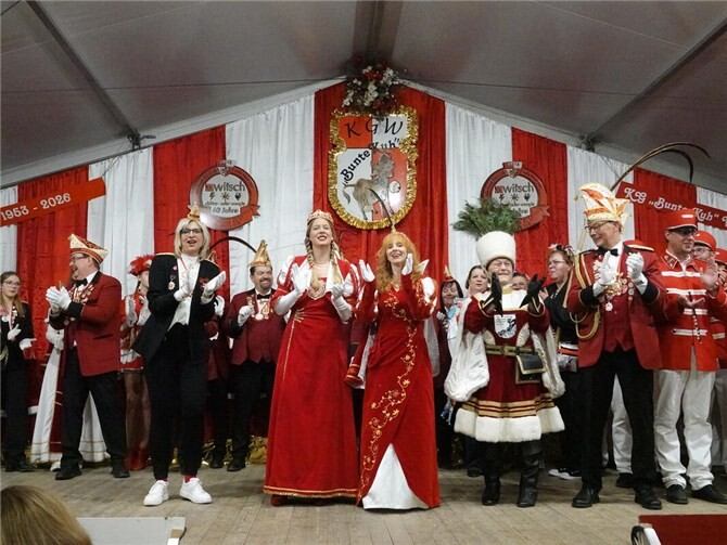 Mit Prinzessin Alexandra I., Bäuerin Erika und Jungfrau Sarah wird Walporzheim erstmals von einem weiblichen Dreigestirn regiert.