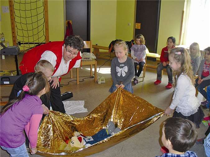 Mit Puppe Paula lernten die Kinder viel über dem Umgang mit kleinen Unfällen und Verletzungen.