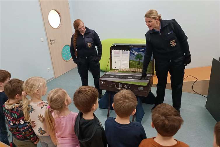 Mit Puppenspiel und Fingerspiel: Polizei vermittelt wichtige Sicherheitsregeln in Landkern. Foto: Katholische KiTa St. Servatius, Landkern