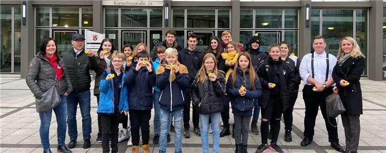 Mit Quietscheenten im Gepäck fuhren das SV-Team und die Klassensprecher/-innen der Realschule plus Puderbach mit Schulleiter Ralf Waldgenbach, den Vertrauenslehrerinnen Birgit Hünerfeld und Nadja Hotic, Elternsprechervertreter René Männel und Elternteil Nicole Schmidt zum Landgericht nach Koblenz.Foto: privat