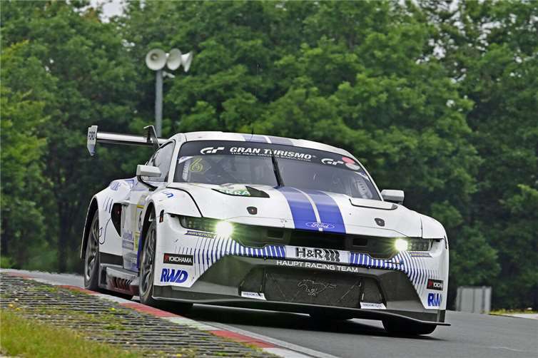 Sieg für Falken Motorsports bei einem wegen Nebel verkürzten NLS-Saisonhöhepunkt Mit Rang 3 feierte das Haupt Racing Team die erste Podiumsplatzierung des Ford Mustang GT3 auf der Nordschleife.