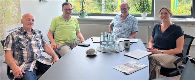 Mit Rat und Tat: Ehrenamtliche Digital-Botschafter unterstützen Senioren im Internet. Quelle: VG Rhein-Mosel