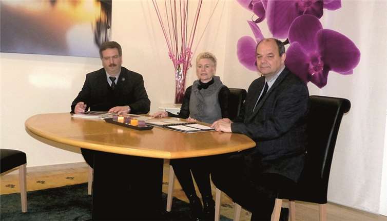 Mit Rat und Tat zur Seite stehen den Trauernden Heinz-Peter und Hannelore Hoppe sowie Ulrich Thönnes. -WM-