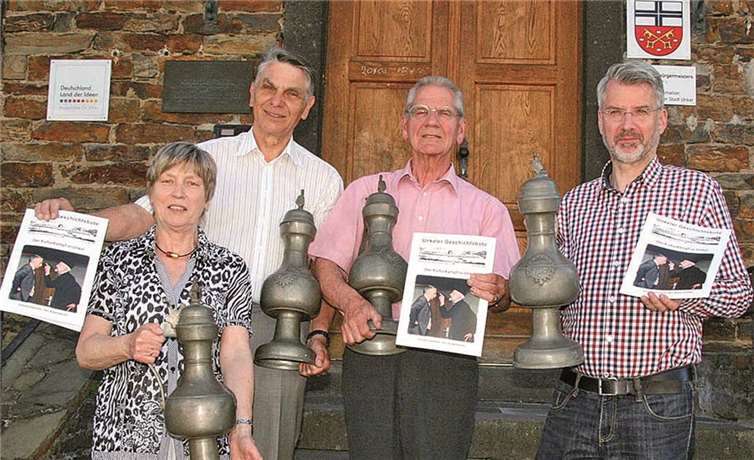 Mit Ratskrügen wiesen Mitglieder des Geschichtsvereins um Piet Bovy auf Kulturkampf-Querelen in Unkel hin. DL