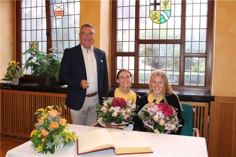 Mit Ricarda Funk (links) und Majtie Kolberg verewigten sich unlängst zwei Ausnahmesportlerinnen im Goldenen Buch des Kreises Ahrweiler, erster Gratulant war der Kreisbeigeordnete MdL Horst Gies. Foto: DU