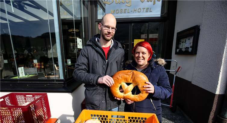 Mit Riesenbrezeln belohnten Anneund Matthias Schunk den Moosemann und seine Träger.