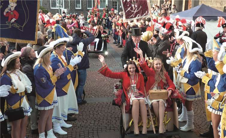 Mit Rücksicht auf ihr elegantes Outfit fuhren die Hofdamen –ebenso wie das Prinzenpaar“ in je einer Rikscha vor. Fotos: FRE