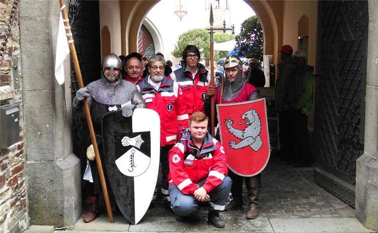 Mit Rüstung, Schild und Hellebarde wurden die Dieblicher Sanitäter zum Sommerfest auf Schloss Stolzenfels empfangen. privat