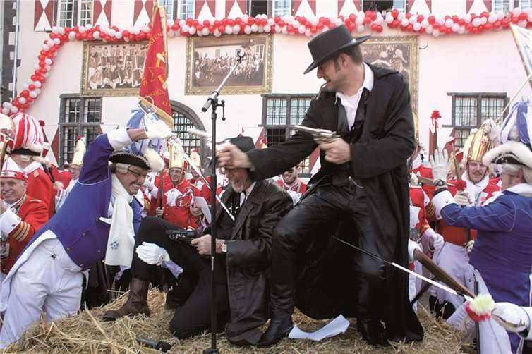 Mit Säbeln wurde Doc Ironfaust vom bunten Heer in die Knie gezwungen. DL