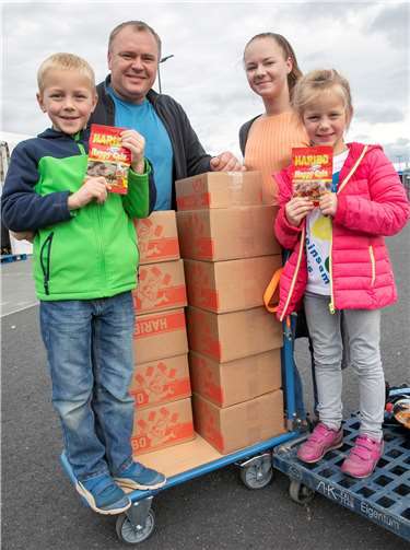 Mit Säcken voller Kastanien und Eicheln kam die Familie Wiechulla aus Frechen – und nahm am Ende ein Dutzend Kartons voller Haribo-Süßigkeiten mit nach Hause.