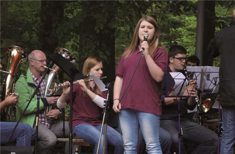 Mit Sängerin „Caro“ Pellio aus Treis musizierten die Gevenicher am Pflanzgarten.