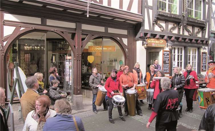 Mit Samba-Rhytmen und anderen musikalischen Einlagen unterhielten die Mitarbeiter das zahlreich erschienene Publikum. privat