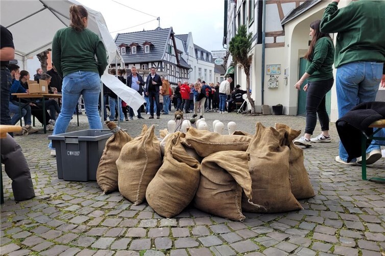 Mit Sandsäcken gesichert und sorgfältig aufgebaut: die traditionelle Kegelbahn a...