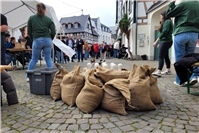 Mit Sandsäcken gesichert und sorgfältig aufgebaut: die traditionelle Kegelbahn a...