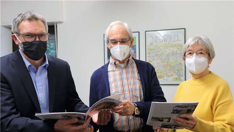 Mit Sascha Mohr (links) freuen sich Gerd-Peter Diehl (Vorsitzender) und Gerda Diehl (Pressewartin). Foto: privat