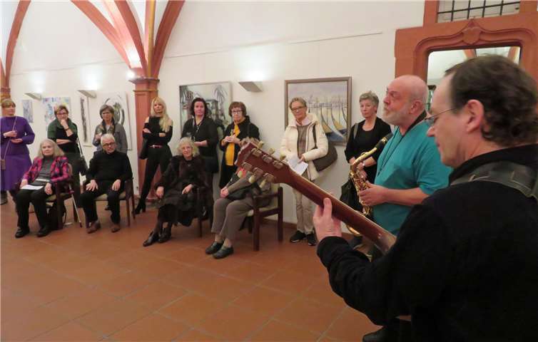Mit Saxophon und Gitarre brachten Werner Heckelmann und Johannes André („Mixed Pickles“) den Jazz in das alte Gewölbe des Historischen Rathauses.Foto: MKA