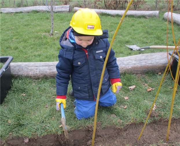 Mit Schaufel, Helm und Handschuhen waren die Kinder eine große Hilfe.