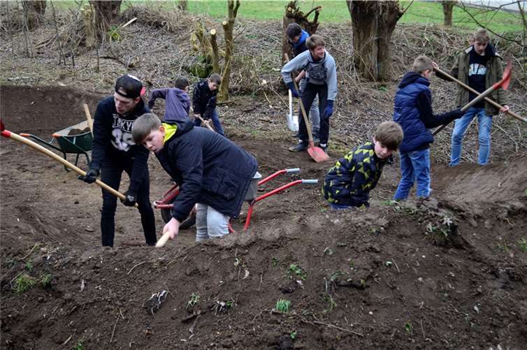 Mit Schaufeln Hacken Spaten und Pickeln bauen Kettiger Jugendliche ihre Dirtbikepark.