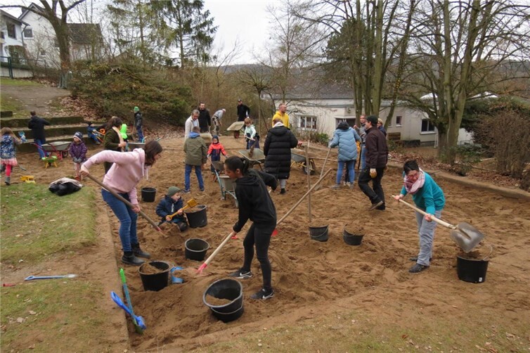 Mit Schaufeln, Schubkarren und jeder Menge Motivation ging es ans Werk.  Foto: privat