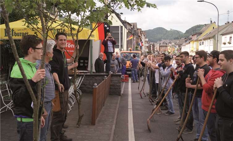 Mit Schaufeln ist die Kirmesformation im Dorf einmarschiertMT