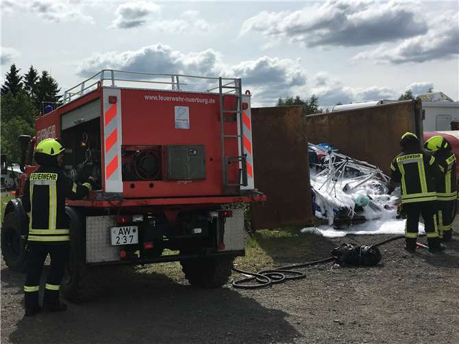 Mit Schaum löschte die Feuerwehr einen brennenden Müllcontainer. Hier war ein Grill weggeworfen worden, der den Abfall entzündete. Foto: FFW