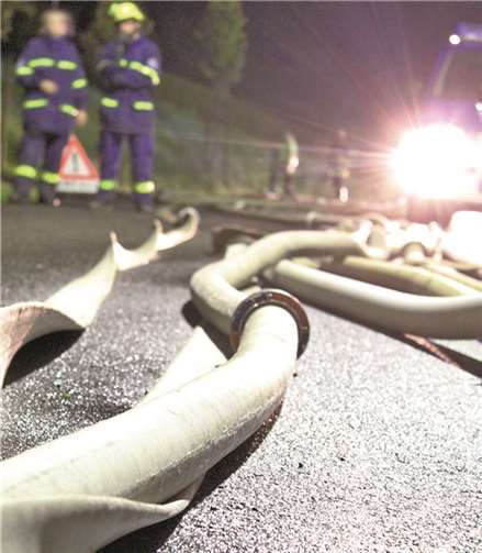 Mit Schläuchen wird das Bachwasser in die Kanalisation gepumpt.