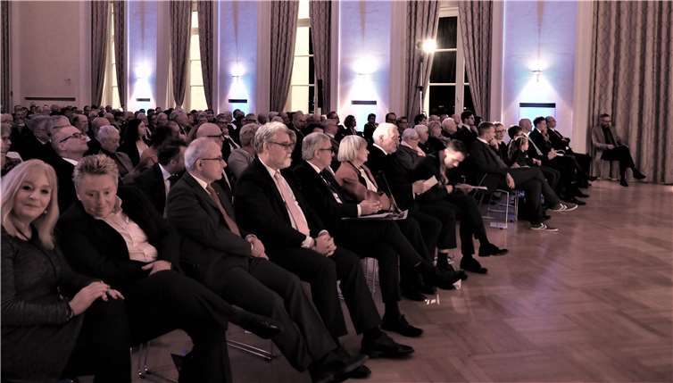 Mit „Schu-Wis“ Familie, Freunden, Weggefährten, ehemalige und aktuelle Stadtratsmitglieder, sowie ehemalige und aktuelle Mitarbeiter der Stadtverwaltung, waren rund 250 Gäste gekommen.