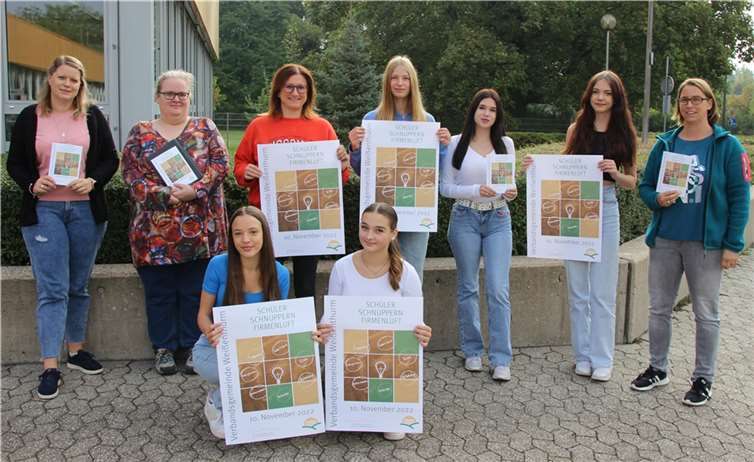 Mit Schülerinnen der Realschule plus an der Römervilla freuen sich Jobfüxin Katrin Lyding (3. von links), die Lehrerinnen Heike Dötsch (2. von links) und Alexandra Zierold (rechts) sowie VG-Wirtschaftsförderin Kristina Uerz (links) über „Schüler schnuppern Firmenluft“ 2022.  Foto: VG Weißenthurm/Lachmann