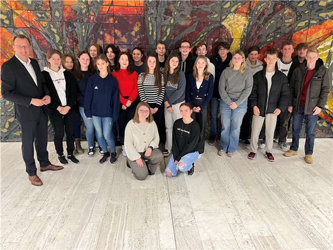 Mit Schülerinnen und Schülern der Jahrgangsstufe 11 des Mittelrhein-Gymnasiums in Mülheim-Kärlich diskutierte der CDU-Bundestagsabgeordnete Josef Oster aktuelle Themen der Politik. Quelle: Büro von Josef Oster