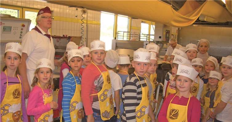 Mit Schürzen und Mützen ausgestattet, begann die Führung durch die große Backhalle.privat