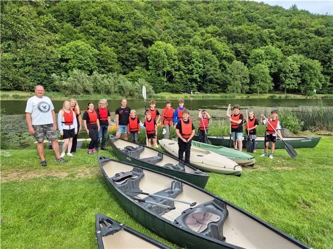 Mit Schwimmwesten ausgerüstet, kanns losgehen. Quelle: JJC Tanaka Rieden