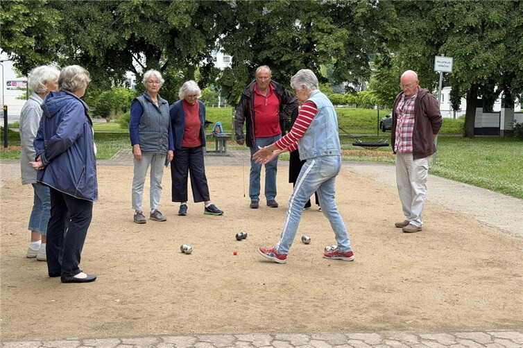 Mit Schwung beim Boule-Treff.