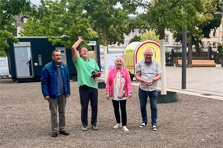 Mit Schwung ins zweite Halbjahr: Der Probelauf zum Boule-Schnupperkurs zeigt, wie am 9. August der Marktplatz genutzt werden soll.Foto: Michael Mang